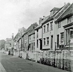 All-Saints-Street-looking-up-towards-All-Saints-Church.-1923.